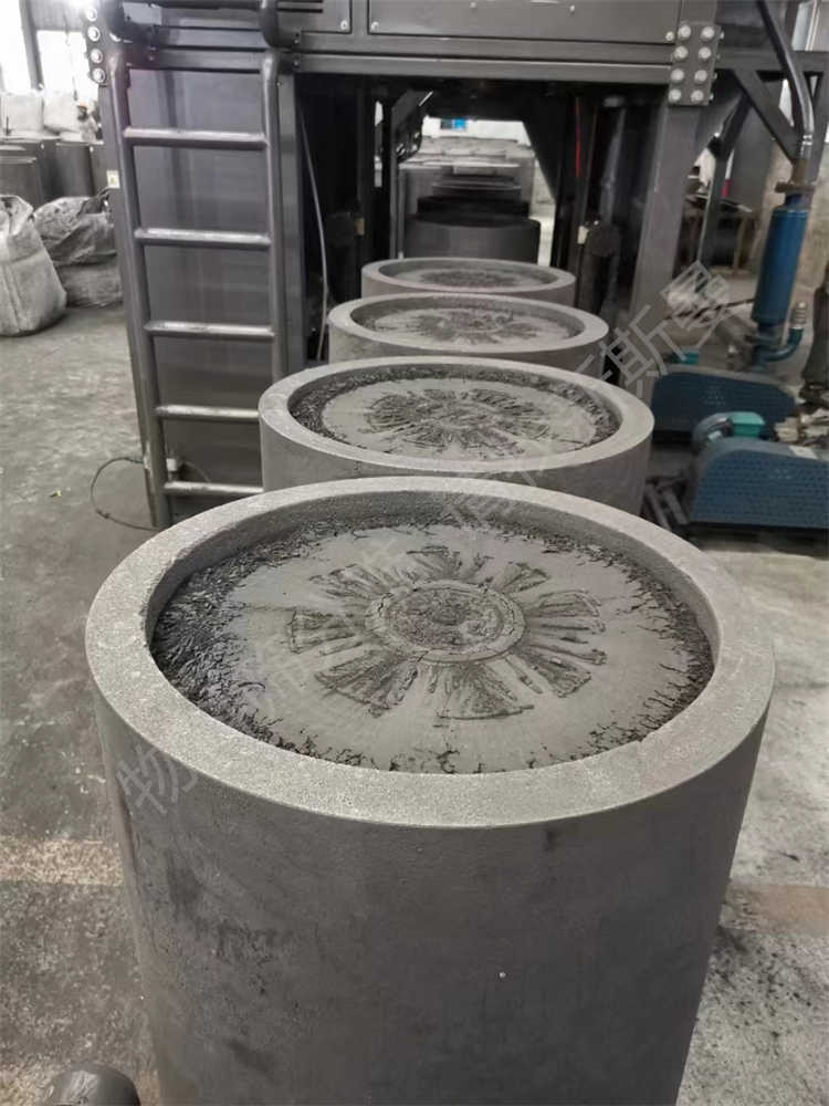石墨化坩堝投料設備，坩堝壓實設備，艾奇遜爐投料設備，石墨化吸料小車，石墨化投料小車，石墨化高溫吸料系統(tǒng)