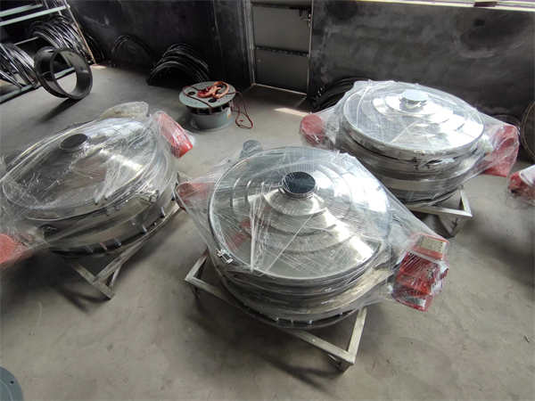 4臺(tái)1200不銹鋼直排篩發(fā)貨， 加裝超聲波系統(tǒng)，篩分精度高，產(chǎn)量大， 能耗低，全封閉，無粉塵，特制電機(jī)。