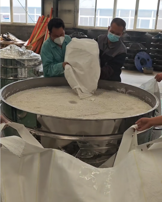 客戶帶料來廠試機，1500振動篩＋2套超聲波系統(tǒng)，不堵網(wǎng)、產(chǎn)量大、精度高，效果非常好！
