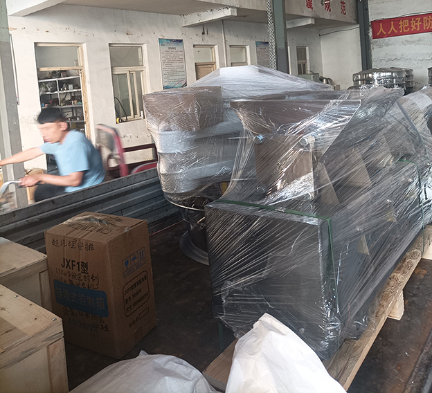 塑料旋振篩、電磁給料機(jī)發(fā)貨